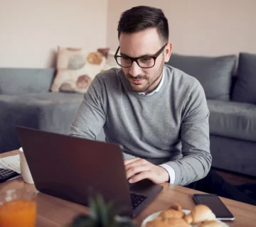 South African driver completing car license disc renewal through Vulinet